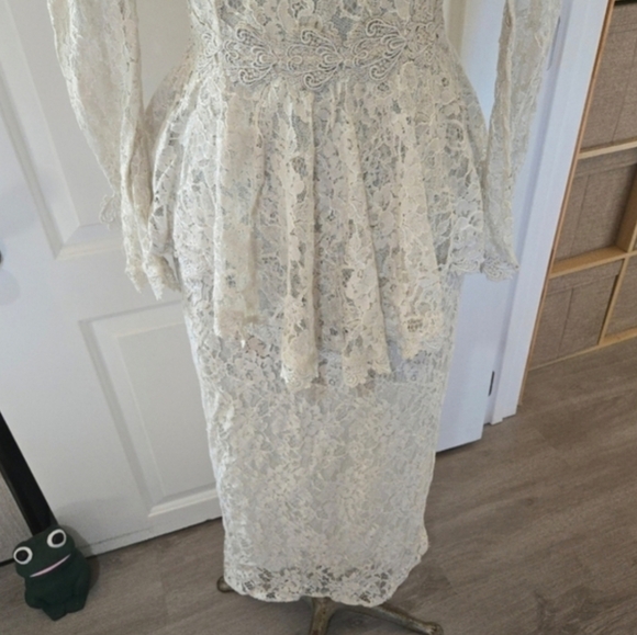 Vintage Silver White Cachet By Bari Protas Lace Wedding Peplum Dress, SIZE 7/8 - Picture 11 of 16